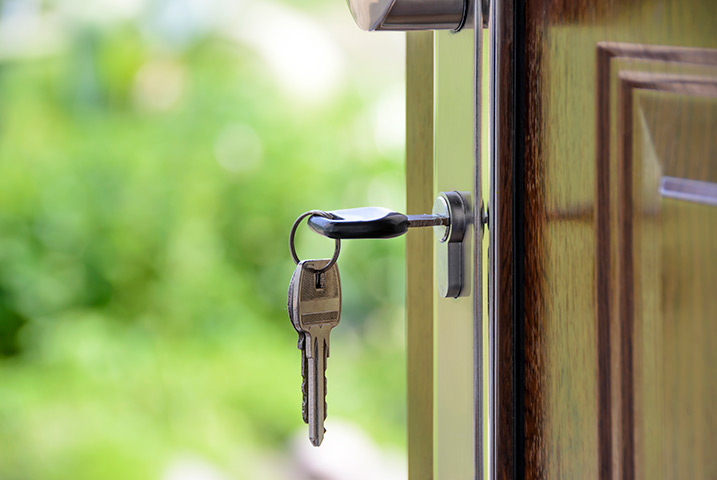 A2B Locks are able to provide local locksmiths in Oakleigh Park to repair your broken locks. 